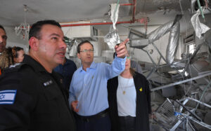 El presidente de Israel, Isaac Herzog, visitó este lunes la ciudad de Petah Tikva, cerca de Tel Aviv, donde un misil iraní mató a cuatro personas resguardadas en los búnkeres. EFE/Presidencia de Israel