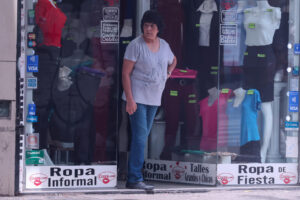 Foto de archivo de una mujer que observa desde un local de ropa en Buenos Aires (Argentina). EFE/ Juan Ignacio Roncoroni