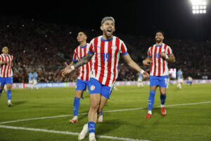 El mediapunta Julio Enciso celebra el gol de penalti que selló este jueves en el estadio asunceno Defensores del Chaco el triunfo de Paraguay por 2-0 sobre Uruguay en la decimoquinta fecha de las eliminatorias sudamericanas del Mundial. EFE/ Juan Pablo Pino