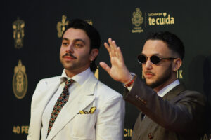 El cantante y director español, Antón Álvarez ‘C Tangana’ (d) y el músico español Yerai Cortés, posan en la alfombra roja de la ceremonia de inauguración de la 40 edición del Festival Internacional de Cine en Guadalajara (FICG) este 6 de junio de 2025, en Guadalajara (México). EFE/ Francisco Guasco