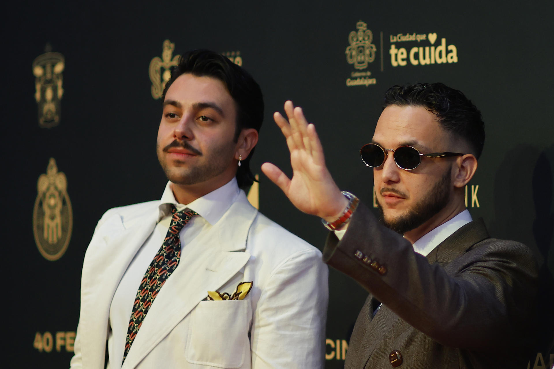 El cantante y director español, Antón Álvarez ‘C Tangana’ (d) y el músico español Yerai Cortés, posan en la alfombra roja de la ceremonia de inauguración de la 40 edición del Festival Internacional de Cine en Guadalajara (FICG) este 6 de junio de 2025, en Guadalajara (México). EFE/ Francisco Guasco