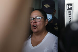 La abogada y defensora de derechos humanos Ruth López es custodiada por agentes policiales al salir de una audiencia este miércoles, en el centro judicial Isidro Menéndez, en San Salvador (El Salvador). EFE/Rodrigo Sura