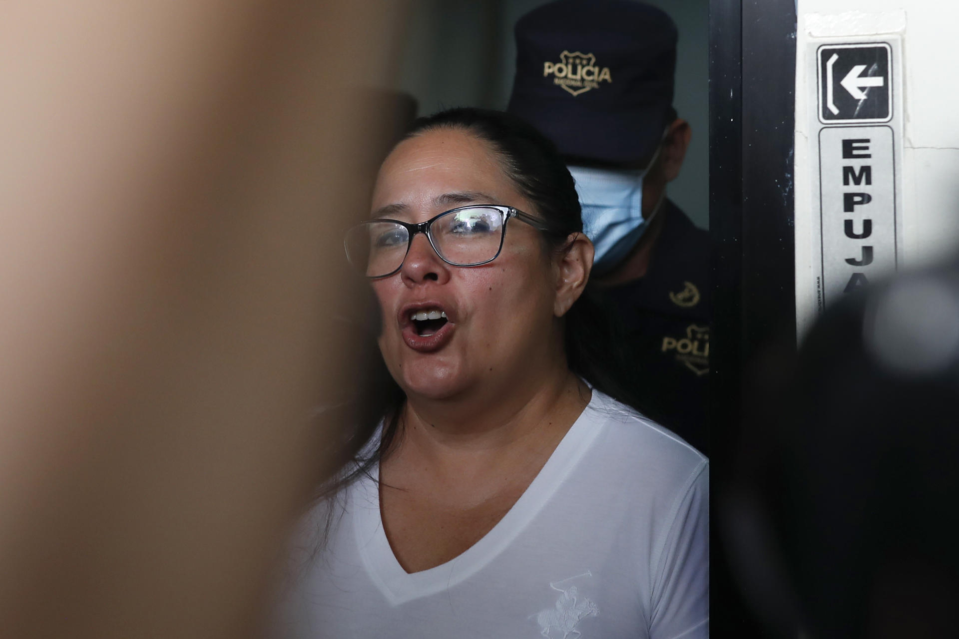 La abogada y defensora de derechos humanos Ruth López es custodiada por agentes policiales al salir de una audiencia este miércoles, en el centro judicial Isidro Menéndez, en San Salvador (El Salvador). EFE/Rodrigo Sura