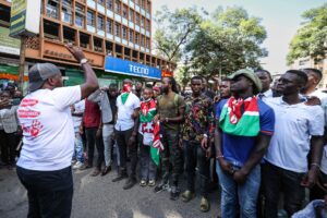 Manifestantes fueron captados este martes, 10 de junio, al gritar consignas antigubernamentales, durante una protesta por la muerte del bloguero keniano Albert Ojwang, quien falleció bajo custodia policial, en Nairobi (Kenia). EFE/Daniel Irungu