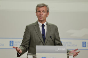 El presidente de la Xunta, Alfonso Rueda, durante la rueda de prensa del consello, hoy lunes en Santiago de Compostela. EFE/Lavandeira jr