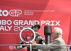 El piloto español de MotoGP, Marc Márquez, del equipo Ducati Lenovo, celebra en el podio tras ganar el Gran Premio de Italia de Motociclismo en el circuito de Mugello en Scarperia, centro de Italia. EFE/CLAUDIO GIOVANNINI