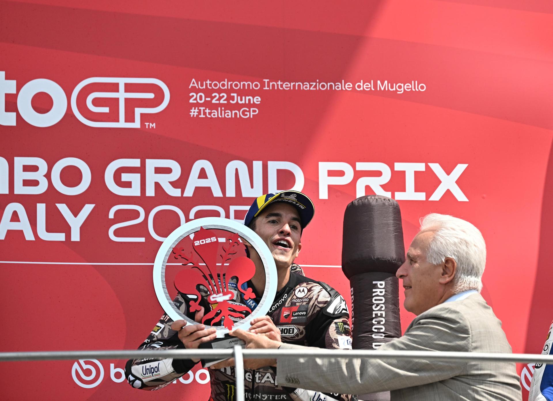 El piloto español de MotoGP, Marc Márquez, del equipo Ducati Lenovo, celebra en el podio tras ganar el Gran Premio de Italia de Motociclismo en el circuito de Mugello en Scarperia, centro de Italia. EFE/CLAUDIO GIOVANNINI