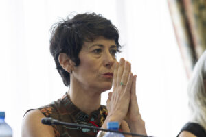 La ministra de Inclusión, Seguridad Social y Migraciones, Elma Saiz, habla en la Universidad Internacional Menéndez Pelayo (UIMP), este lunes en Santander. EFE/Pedro Puente Hoyos