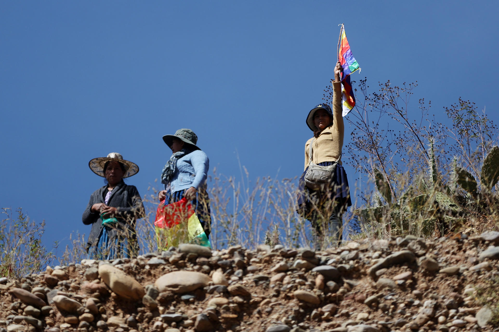 Seguidores del expresidente Evo Morales bloquean una de las vías que une el oriente con el occidente boliviano este lunes, en Parotani (Bolivia). EFE/ Luis Gandarillas