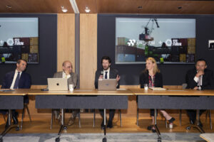 Matthis Kaiser (i), José Parra (2i), y Sarah Trister (2d), de FGS Global; Jairo Mejía (c), de EFE News, y David Olave, del bufete Sandler, Travis & Rosenberg, participan el foro 'Comercio, aranceles y diplomacia' este miércoles, en la sede de FGS Global en Washington (EE.UU.). EFE/Lenin Nolly