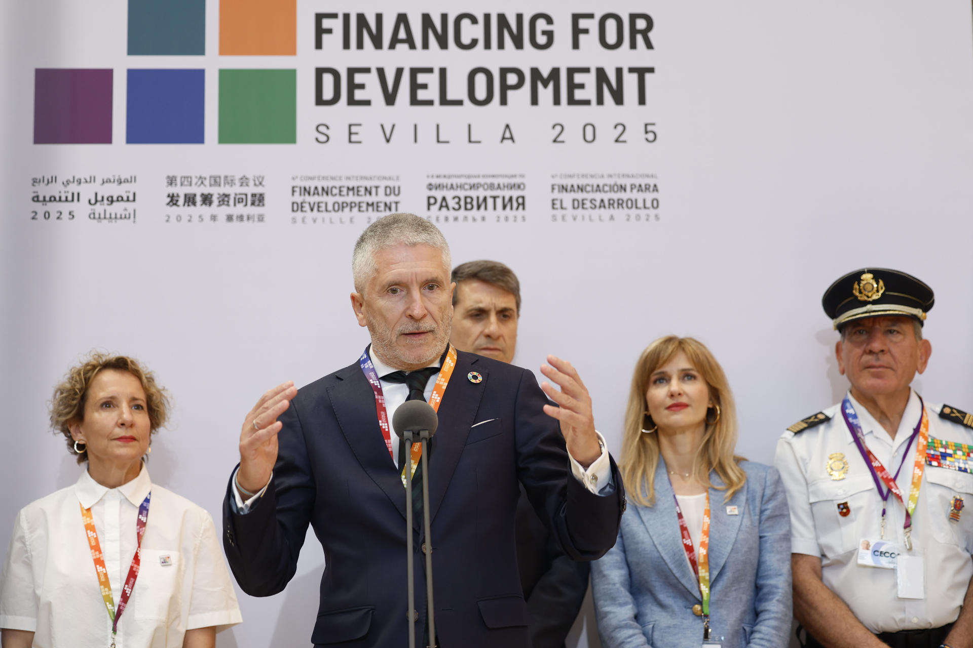 El ministro del Interior, Fernando Grande-Marlaska, realiza unas declaraciones ante los medios de comunicación tras la ceremonia de izado de bandera en la IV Conferencia Internacional sobre Financiación para el Desarrollo de Naciones Unidas, en el Palacio de Congresos y Exposiciones (Fibes) de Sevilla. EFE/ Mariscal