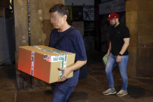 Agentes de la Unidad Central Operativa (UCO) de la Guardia Civil han abandonado sobre las 00.00 horas de esta noche la sede de la constructora Servinabar en Pamplona, investigada por supuestas irregularidades en la adjudicación de las obras de un túnel en Navarra, tras un registro que se ha prologando desde las 18:00 horas de este martes. EFE/Jesús Diges