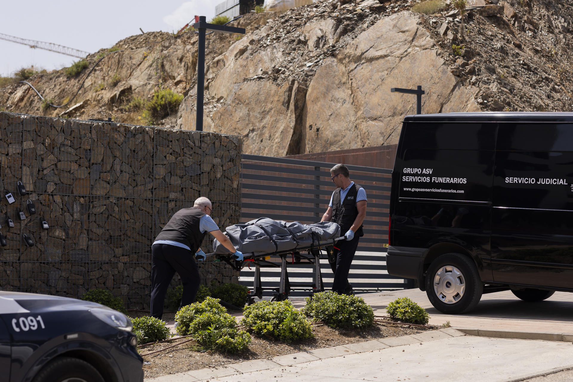 Dos operarios de la funeraria trasladan uno de los cuerpos sin vida en la urbanización Higuerón West de la localidad malagueña de Fuengirola, donde una mujer de 43 años ha muerto este jueves al ser presuntamente asesinada por su pareja, un hombre de 46 años que después se ha suicidado. Ambos eran culturistas profesionales y de origen colombiano, aunque el hombre también tiene la nacionalidad estadounidense y residían la mayor parte del tiempo en Dubái (Emiratos Árabes), donde competían en culturismo, según las fuentes.EFE/Carlos Díaz.