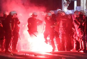 Un grupo de manifestantes lanzan proyectiles a los agentes de la policía antidisturbios después de una protesta liderada por estudiantes en Belgrado, el 28 de junio de 2025. EFE/Andrej Cukic