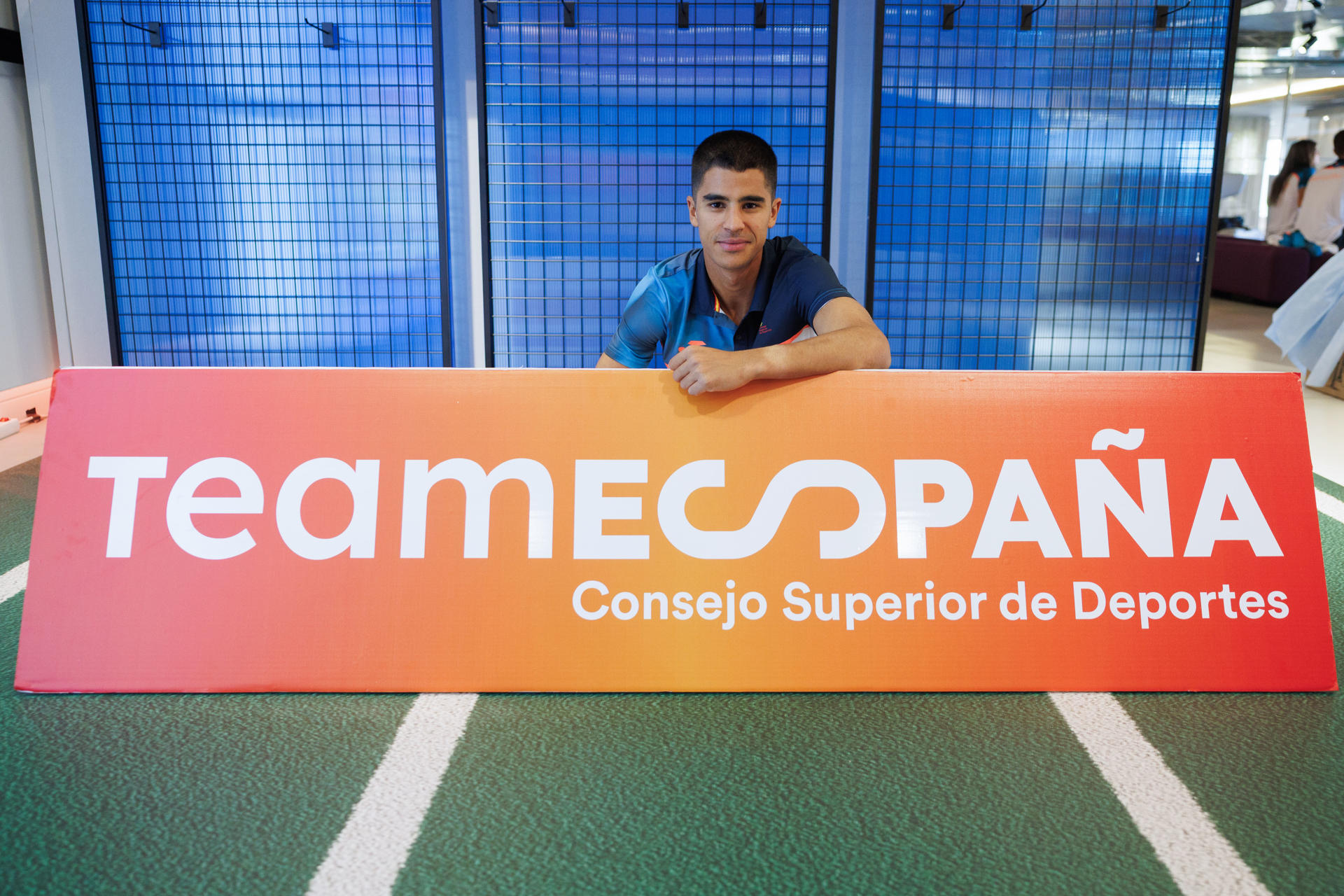Mohamed Attaoui ha irrumpido por la puerta grande del atletismo español en el último año, siendo subcampeón europeo de 800 en 2024 y también finalista en los Juegos Olímpicos de París. Tras lograr su mejor marca personal este mes de junio en los 1.500 metros en Estocolmo, atiende a EFE antes de disputar el Europeo de naciones de Madrid, para el que considera que España tiene "un equipazo para hacer historia". EFE/Sergio Pérez