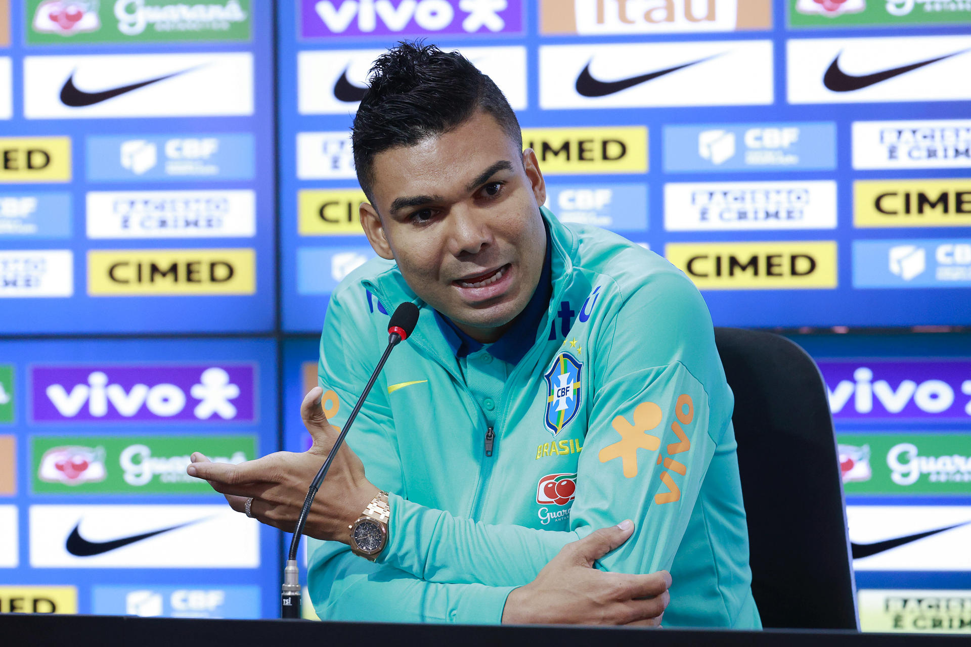 El mediocentro de la selección brasileña Casemiro habló este domingo con periodistas sobre el partido de eliminatorias del próximo Mundial contra Paraguay, este martes en São Paulo. EFE/ Sebastiao Moreira