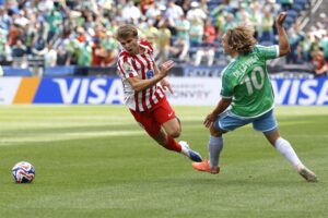 Pedro de la Vega (d), del Seattle Sounders, hace una zancadilla a Pablo Barrios (i), del Atlético de Madrid, durante el partido del grupo B de la Copa Mundial de Clubes de la FIFA 2025 en el Lumen Field de Seattle (Washington, EE. UU.). EFE/JOHN G. MABANGLO
//////////
SEATTLE (United States), 20/06/2025.- Seattle Sounders' Pedro De La Vega (R) trips up Atletico Madrid's Pablo Barrios (L) during the FIFA Club World Cup 2025 Group B match between Seattle Sounders and Atletico Madrid at Lumen Field in Seattle, Washington, USA, 19 June 2025. (Mundial de Fútbol) EFE/EPA/JOHN G. MABANGLO