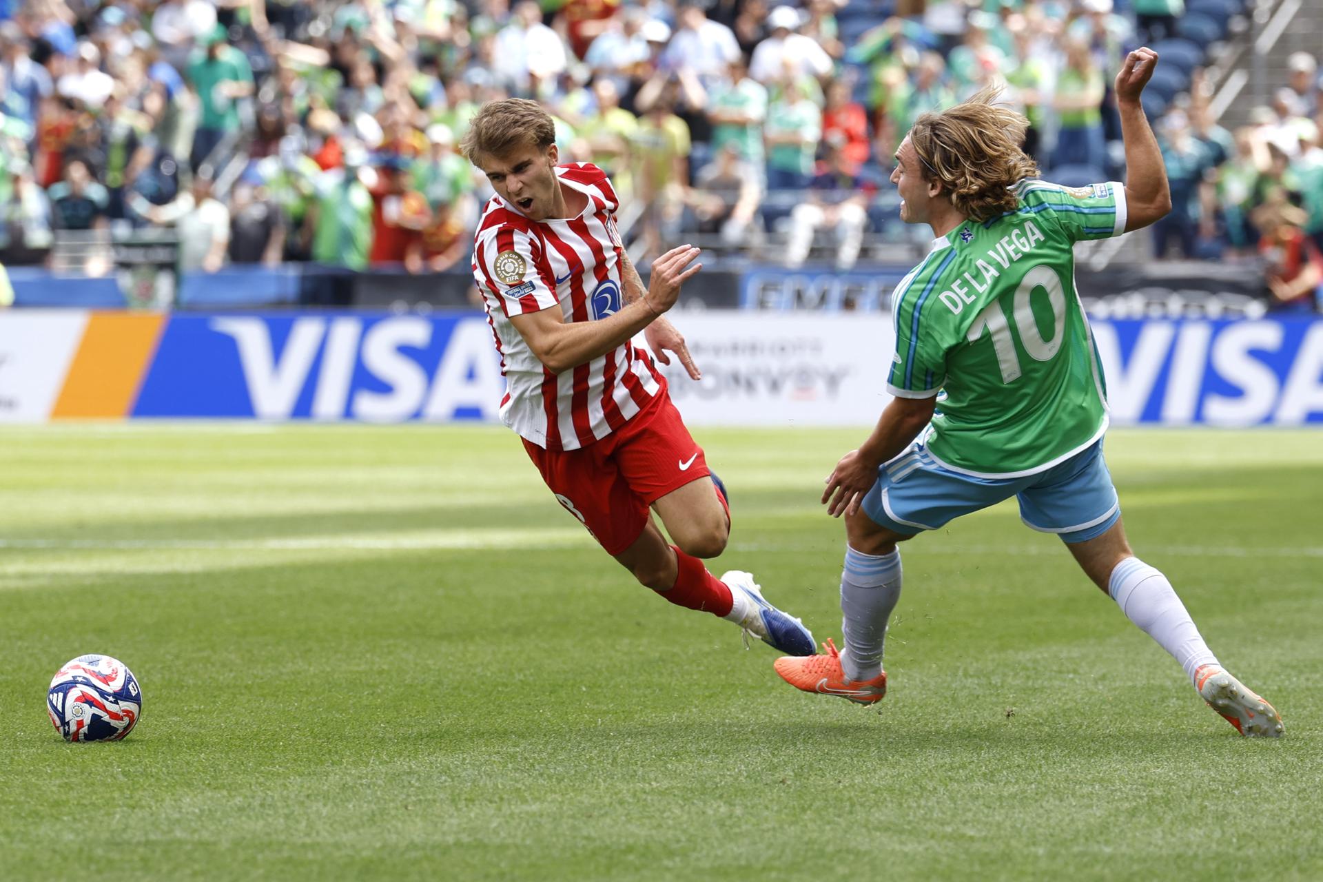 Pedro de la Vega (d), del Seattle Sounders, hace una zancadilla a Pablo Barrios (i), del Atlético de Madrid, durante el partido del grupo B de la Copa Mundial de Clubes de la FIFA 2025 en el Lumen Field de Seattle (Washington, EE. UU.). EFE/JOHN G. MABANGLO
//////////
SEATTLE (United States), 20/06/2025.- Seattle Sounders' Pedro De La Vega (R) trips up Atletico Madrid's Pablo Barrios (L) during the FIFA Club World Cup 2025 Group B match between Seattle Sounders and Atletico Madrid at Lumen Field in Seattle, Washington, USA, 19 June 2025. (Mundial de Fútbol) EFE/EPA/JOHN G. MABANGLO