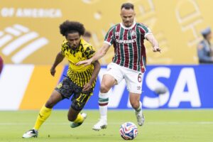Karim Adeyemi (I), del Borussia Dortmund, y René (D), del Fluminense, en acción durante el partido por la Copa Mundial de Clubes de la FIFA 2025 en East Rutherford (Nueva Jersey, EE. UU.). EFE/JUSTIN LANE