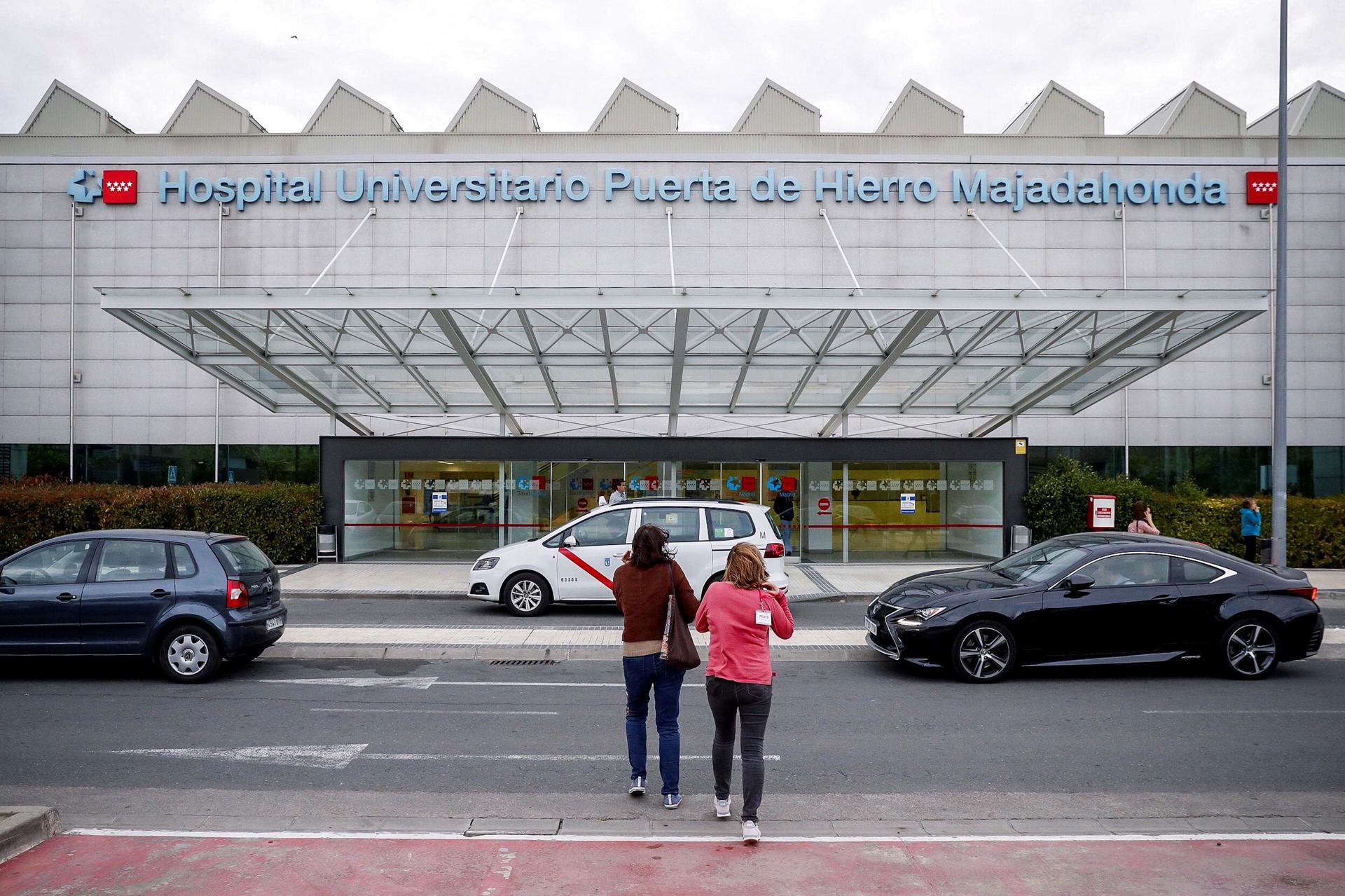 El segundo herido, de 30 años, se fracturó la tibia y el peroné y fue estabilizado y posteriormente trasladado en una ambulancia de la organización al Hospital Puerta del Hierro. EFE/Emilio Naranjo