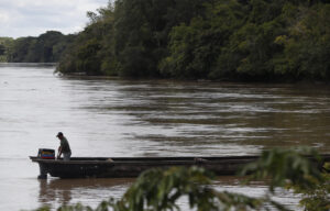Fotografía de archivo de un hombre que navega por el río Raudal del Guayabero en la región del Guaviare (Colombia). EFE/ Ernesto Guzmán