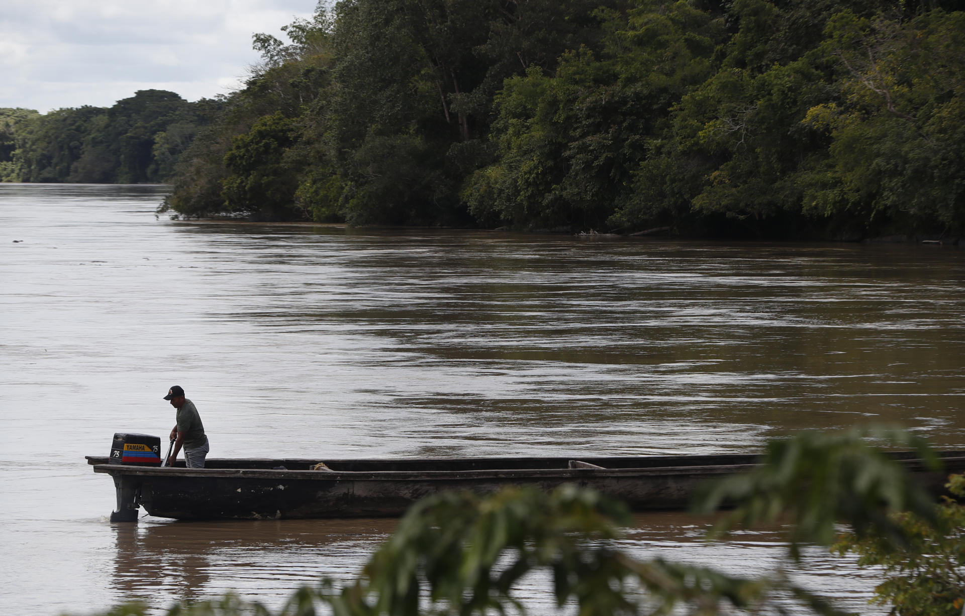 Fotografía de archivo de un hombre que navega por el río Raudal del Guayabero en la región del Guaviare (Colombia). EFE/ Ernesto Guzmán