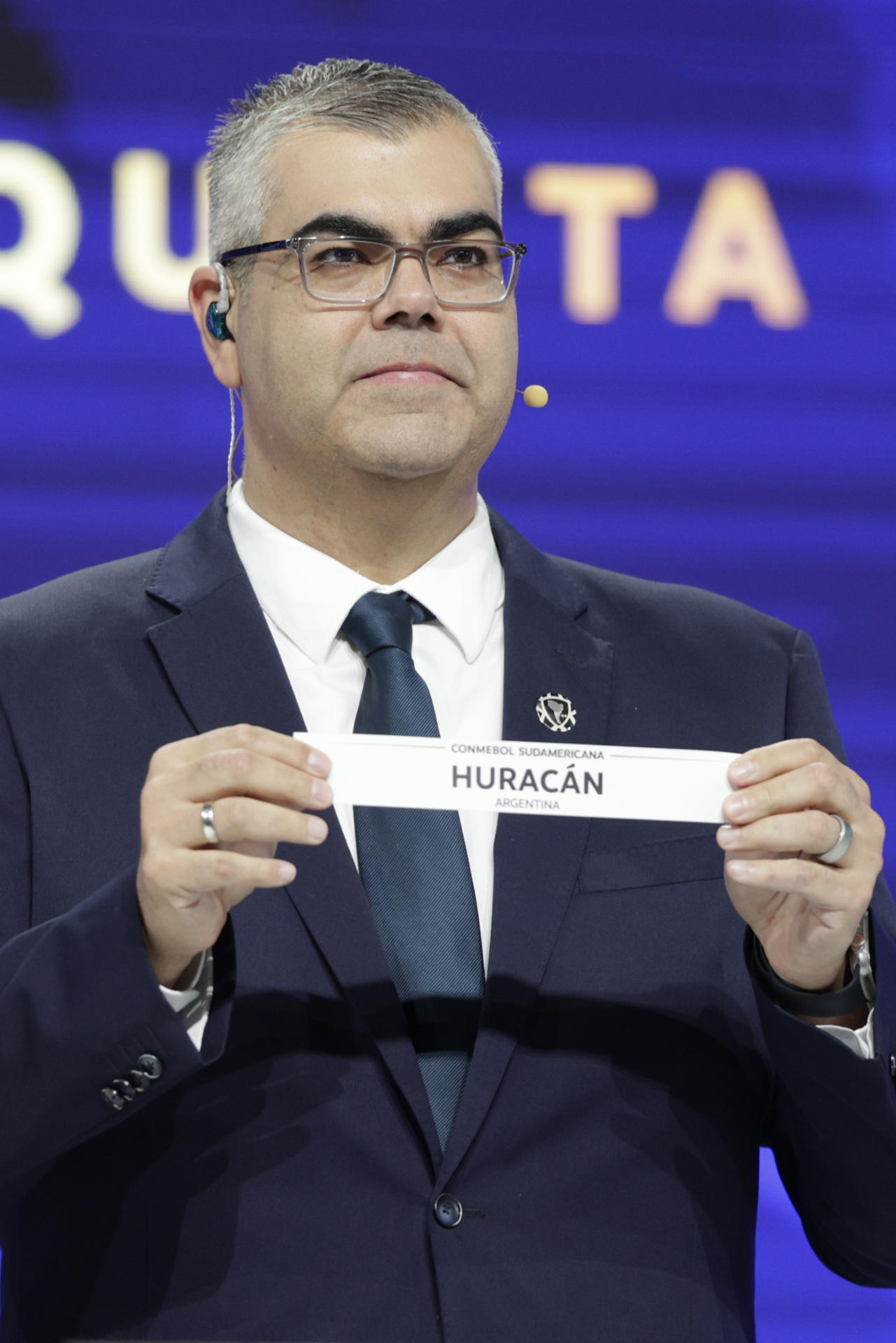 El director de Competiciones y Operaciones de la Conmebol, Frederico Nantes (c), participa en el sorteo de los octavos de final de la Copa Sudamericana 2025. EFE/Juan Pablo Pino
