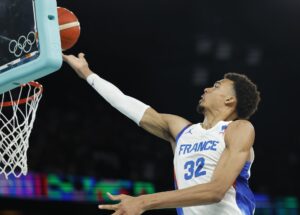 Victor Wembanyama, gran ausencia de la selección francesa en el Eurobasket . EFE/EPA/CAROLINE BREHMAN