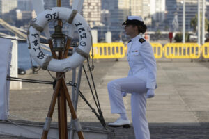 La princesa Leonor en una imagen de archivo al embarcar en Las Palmas de Gran Canaria en la fragata Blas de Lezo tras finalizar la primera parte de su formación militar como guardiamarina, para participar en las maniobras navales con fuego real que va a realizar la Armada Española en el Atlántico. EFE/ Elvira Urquijo A.