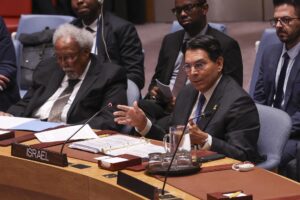 El embajador Danny Danon, representante permanente de Israel ante las Naciones Unidas, interviene durante una reunión del Consejo de Seguridad sobre el conflicto en curso entre Irán e Israel, en la sede de la ONU en Nueva York, Estados Unidos. EFE/EPA/SARAH YENESEL