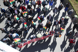 Personas se manifiestan durante una marcha este miércoles en La Paz (Bolivia). EFE/Luis Gandarillas