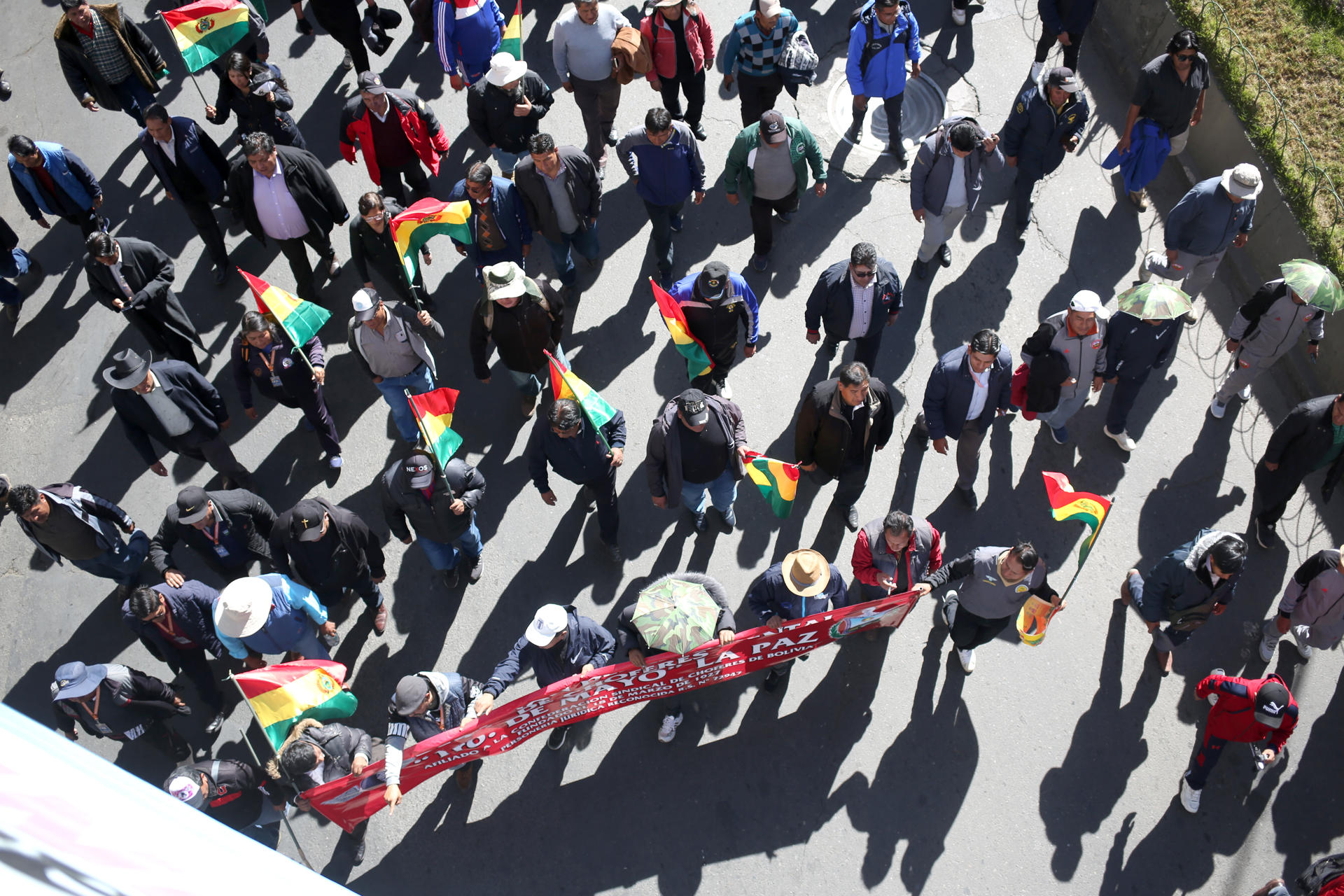 Personas se manifiestan durante una marcha este miércoles en La Paz (Bolivia). EFE/Luis Gandarillas