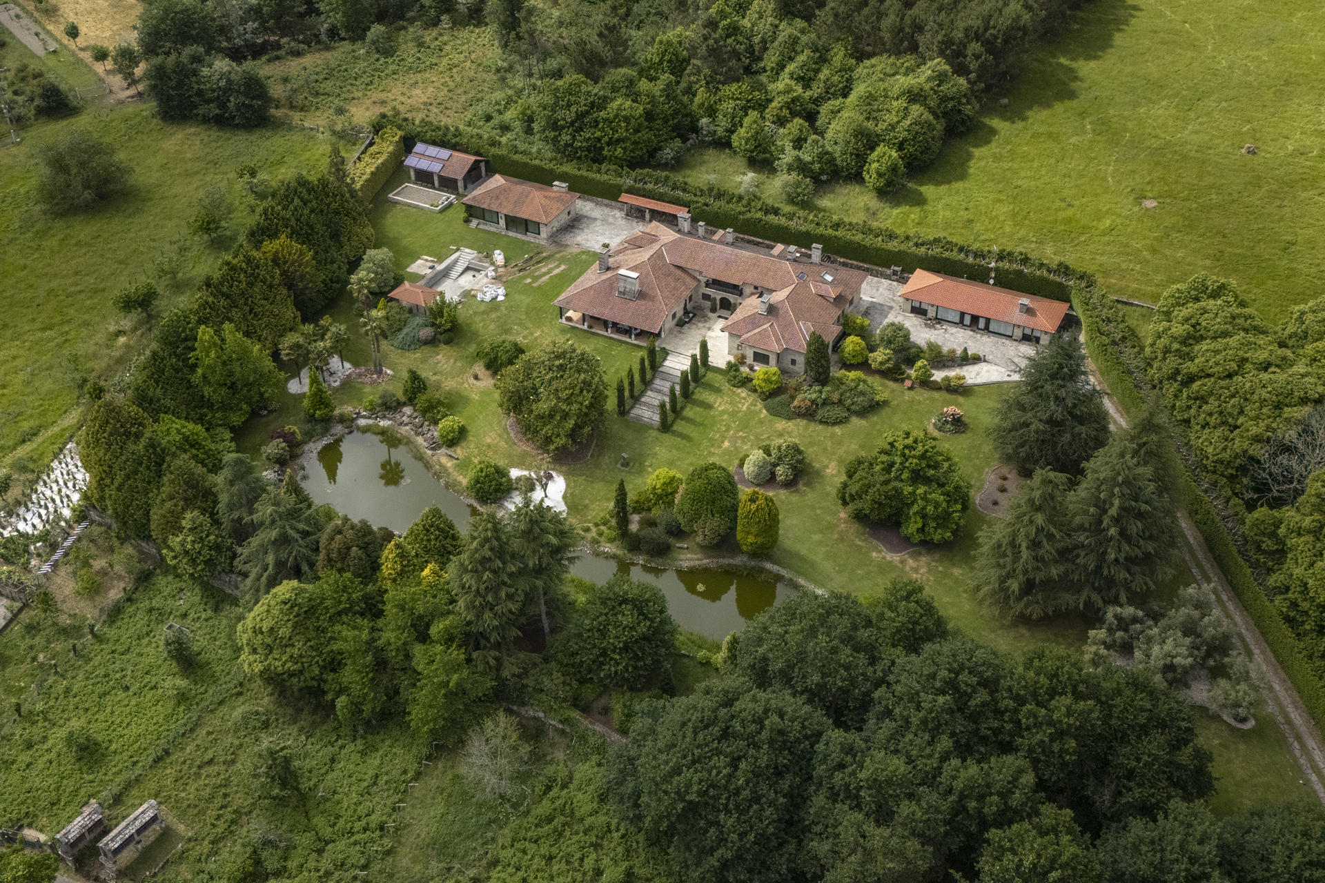 Vista aérea de la vivienda que ha comprado Julio Iglesias en Piñor (Ourense). En Piñor, un pueblo ourensano que apenas sobrepasa el millar de habitantes y que es conocido por su cantidad de fábricas de ataúdes, hay más revuelo de lo habitual porque Julio Iglesias, cantante de fama internacional, ha comprado allí una casa solariega. EFE/ Brais Lorenzo