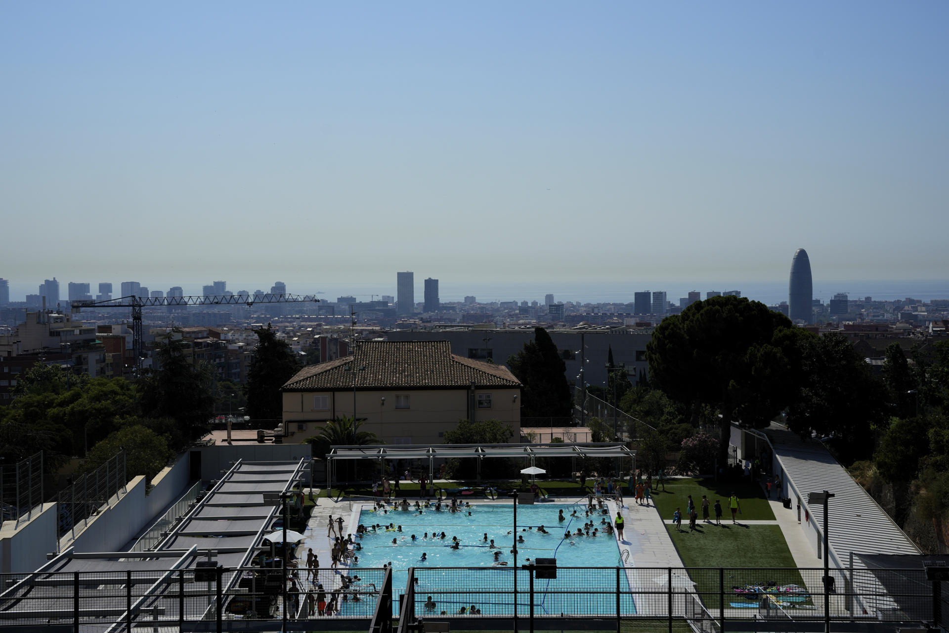 Vista de las piscinas municipales del Guinardo este lunes en que Cataluña vive el tercer día de la primera ola de calor de 2025. EFE/Alejandro García