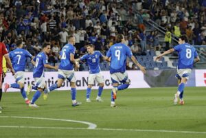 El equipo italiano celebra el 2-0 durante el partido de la fase de clasificación que han jugado Italia y Moldavia en en estadio Mapei Stadium en Reggio Emilia, Italia. EFE/EPA/ELISABETTA BARACCHI