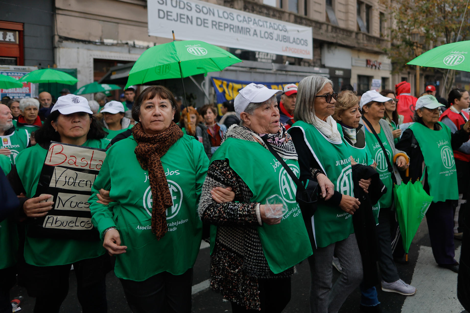 Personas participan en una protesta convocada por grupos feministas, médicos y científicos, entre muchos otros colectivos este miércoles, en Buenos Aires (Argentina). EFE/ Juan Ignacio Roncoroni