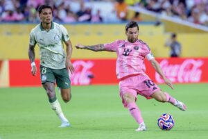 Lionel Messi (d), del Inter Miami, realiza un disparo a puerta contra Richard Rios (i), del Palmeiras, durante el partido de la Copa Mundial de Clubes de la FIFA 2025 en Miami Gardens, Florida (EE. UU.). EFE/CRISTOBAL HERRERA-ULASHKEVICH