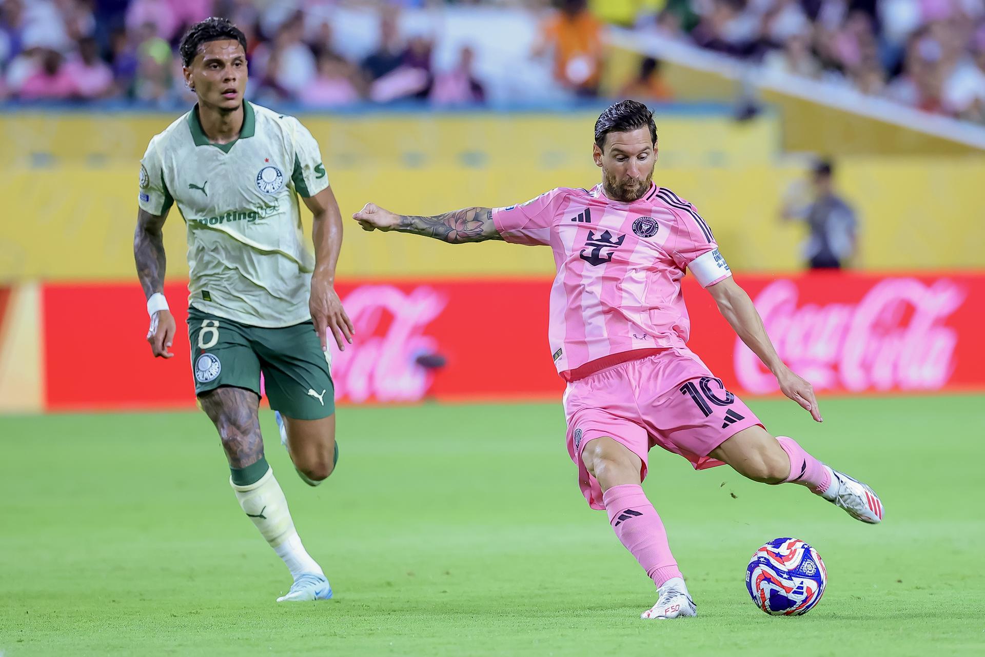 Lionel Messi (d), del Inter Miami, realiza un disparo a puerta contra Richard Rios (i), del Palmeiras, durante el partido de la Copa Mundial de Clubes de la FIFA 2025 en Miami Gardens, Florida (EE. UU.). EFE/CRISTOBAL HERRERA-ULASHKEVICH