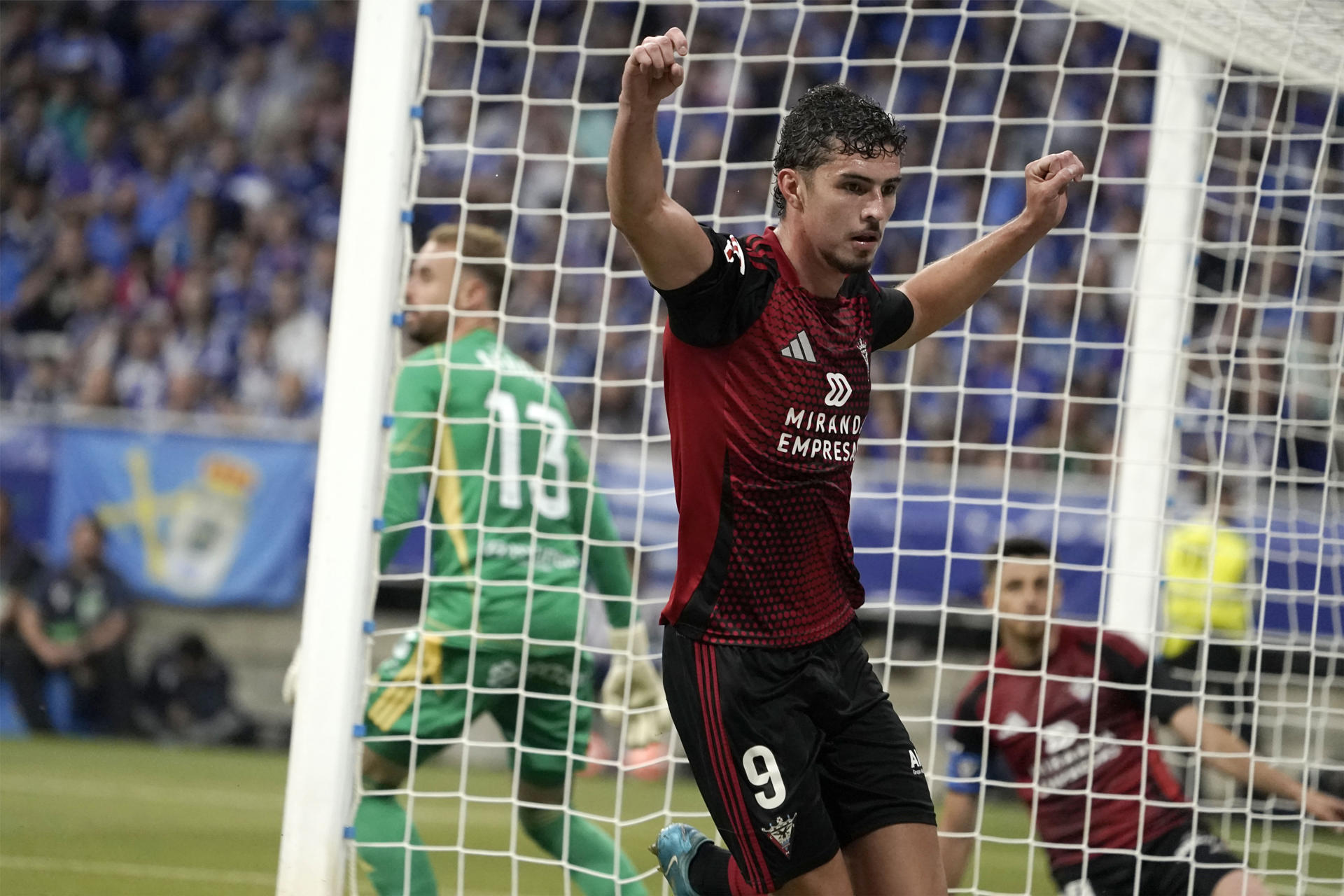 El delantero argentino del Mirandés Joaquín Panichelli celebra su gol durante el partido de vuelta de ascenso a Primera División que Real Oviedo y Mirandés disputan en el estadio Carlos Tartiere de Oviedo. EFE/Paco Paredes