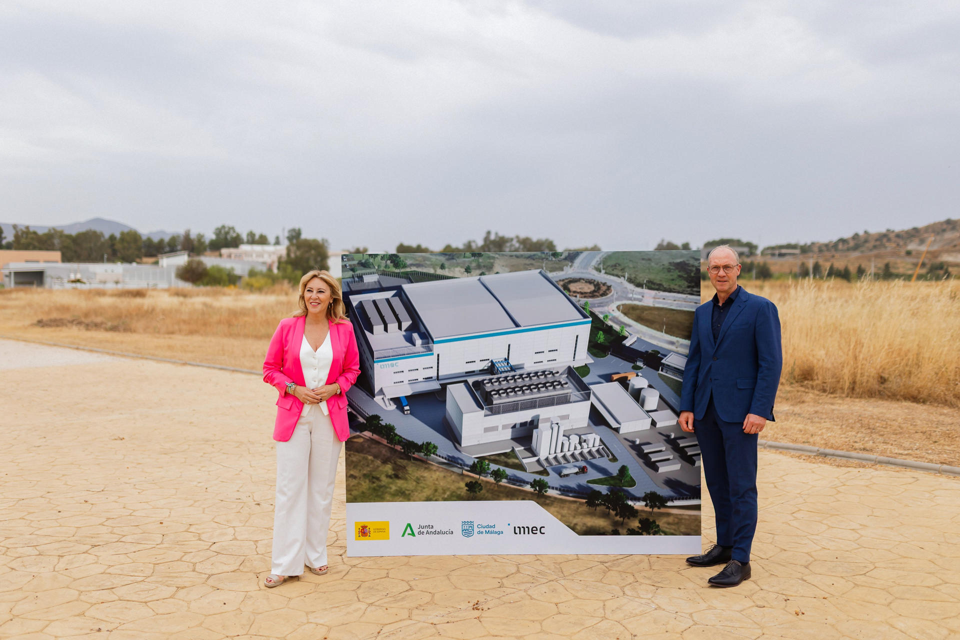 La consejera de Economía, Hacienda y Fondos Europeos, Carolina España, junto al director de Estrategia y vicepresidente ejecutivo de la Fundación IMEC, Jo de Boeck, durante la visita realizada este martes al Parque Tecnológico Málaga TechPark para conocer el desarrollo de los trabajos en la parcela que acogerá el futuro centro de semiconductores de la Fundación IMEC. EFE/Carlos Díaz.