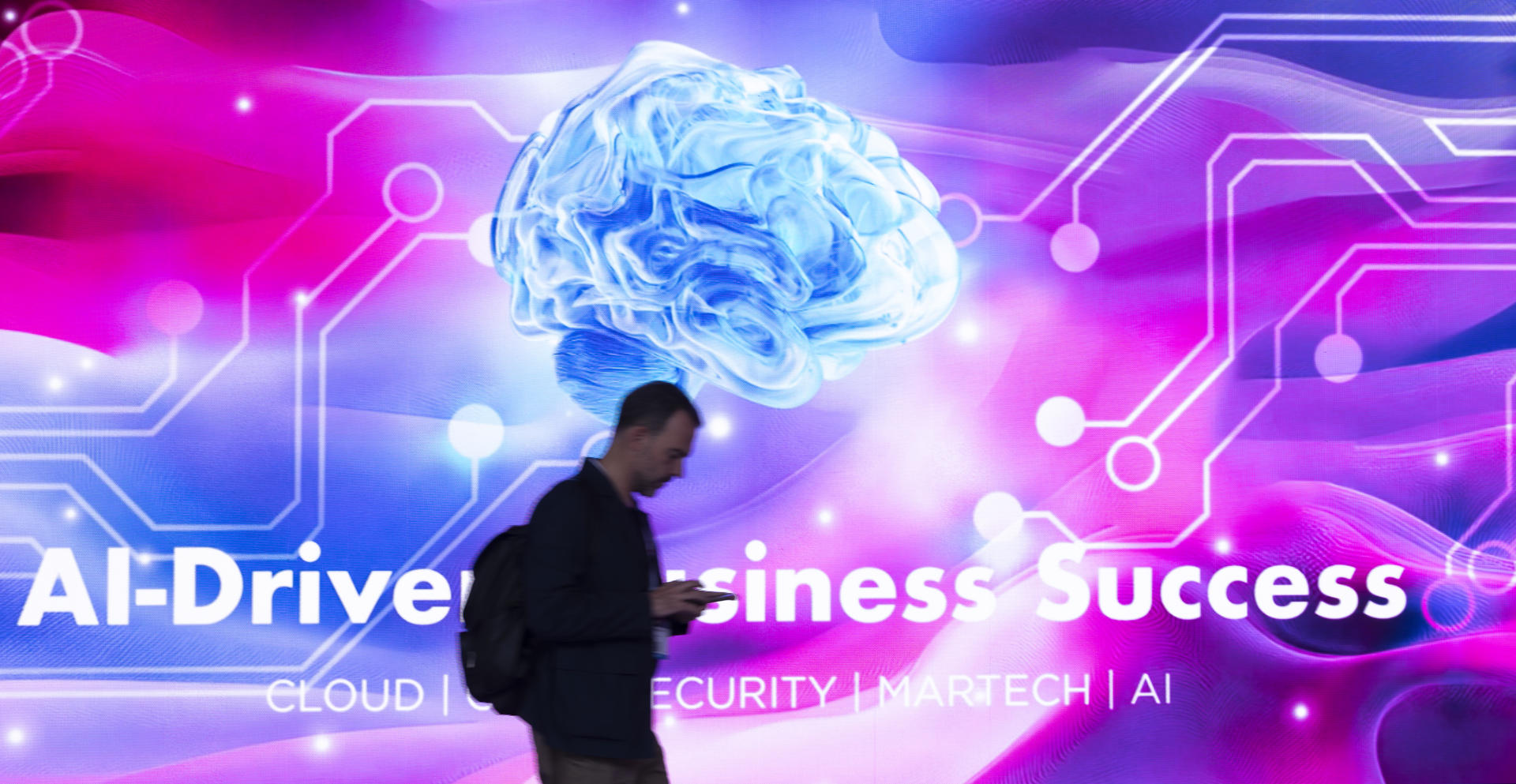 Fotografía de archivo que muestra a una persona asistiendo al segundo día de la novena edición de Digital Enterprise Show (DES), con la inteligencia artificial (IA) y la computación cuántica en Málaga (España). EFE/Carlos Díaz/ARCHIVO
