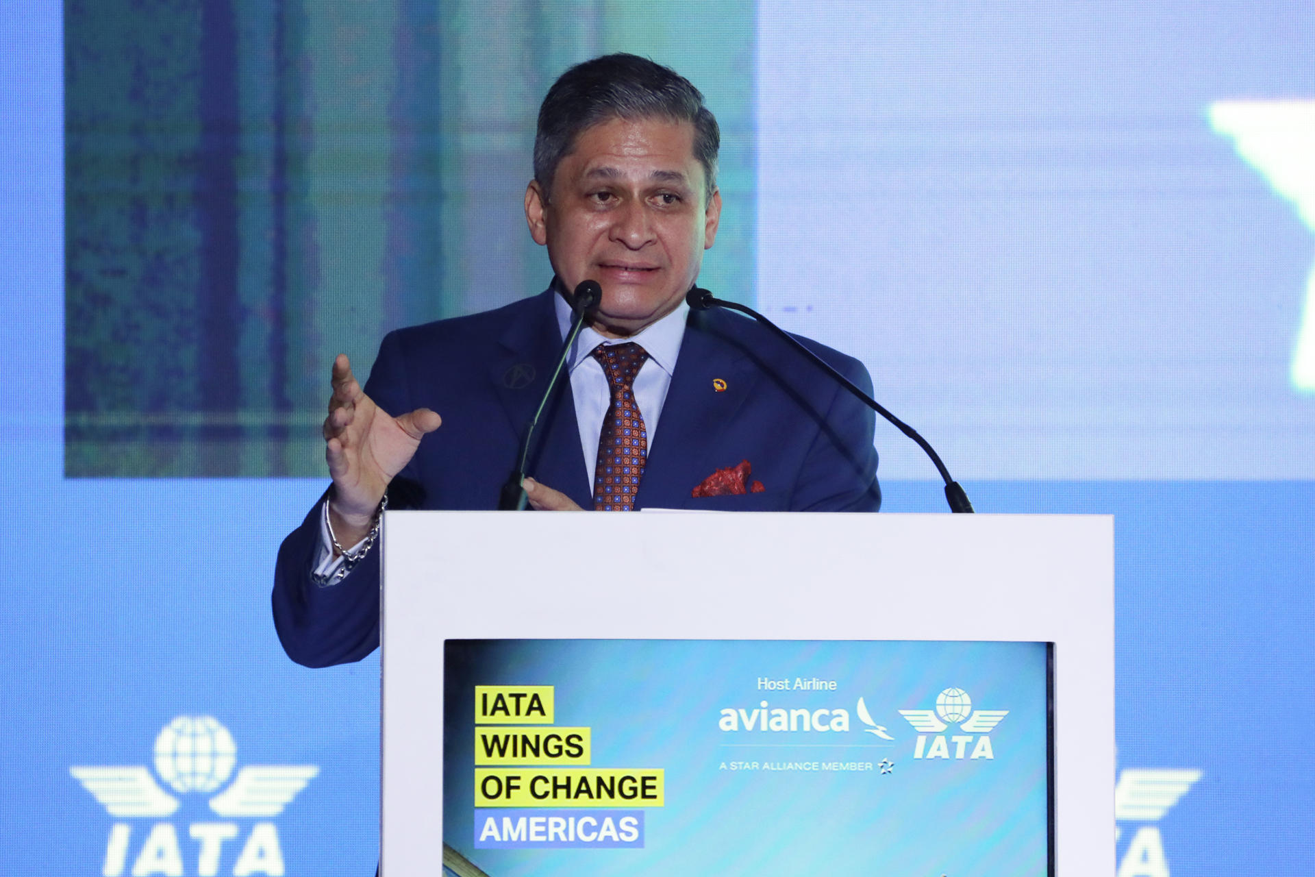 El director de la Aerocivil José Henry Pinto, habla durante la inauguración de 'Wings of Change Americas' este miércoles, en Bogotá (Colombia). La inestabilidad política y económica, las limitaciones de infraestructura y, sobre todo, la alta carga tributaria son los principales retos que enfrenta la aviación comercial en América Latina y el Caribe. EFE/ Carlos Ortega
