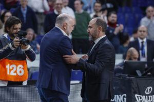 El entrenador del Baskonia, Pablo Laso (i), saluda a Chus Mateo, técnico del Real Madrid. EFE/Juanjo Martín