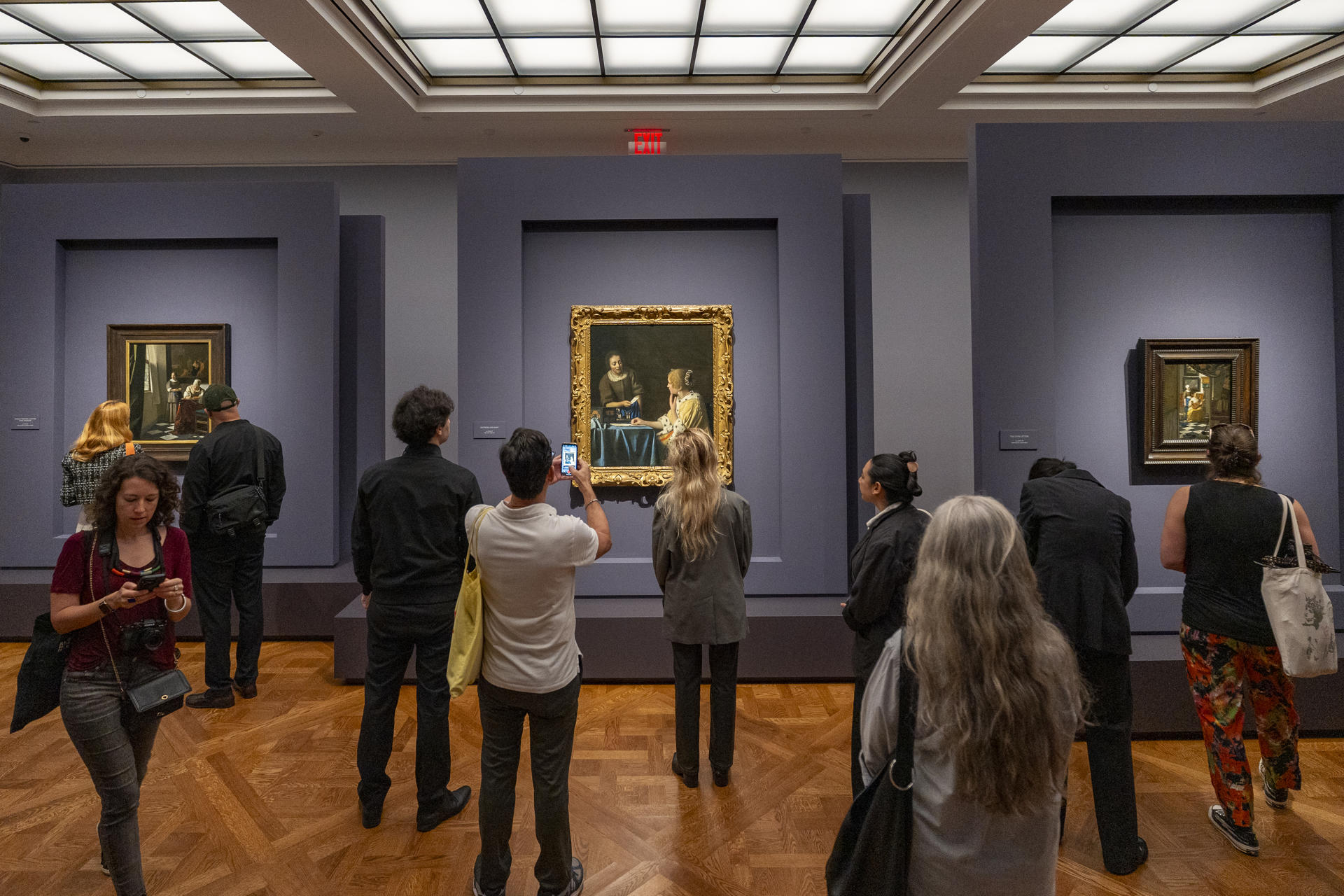 Personas recorren la muestra "Cartas de amor de Vermeer, este miércoles en el museo Frick Collection en New York (EE.UU.). EFE/Ángel Colmenares