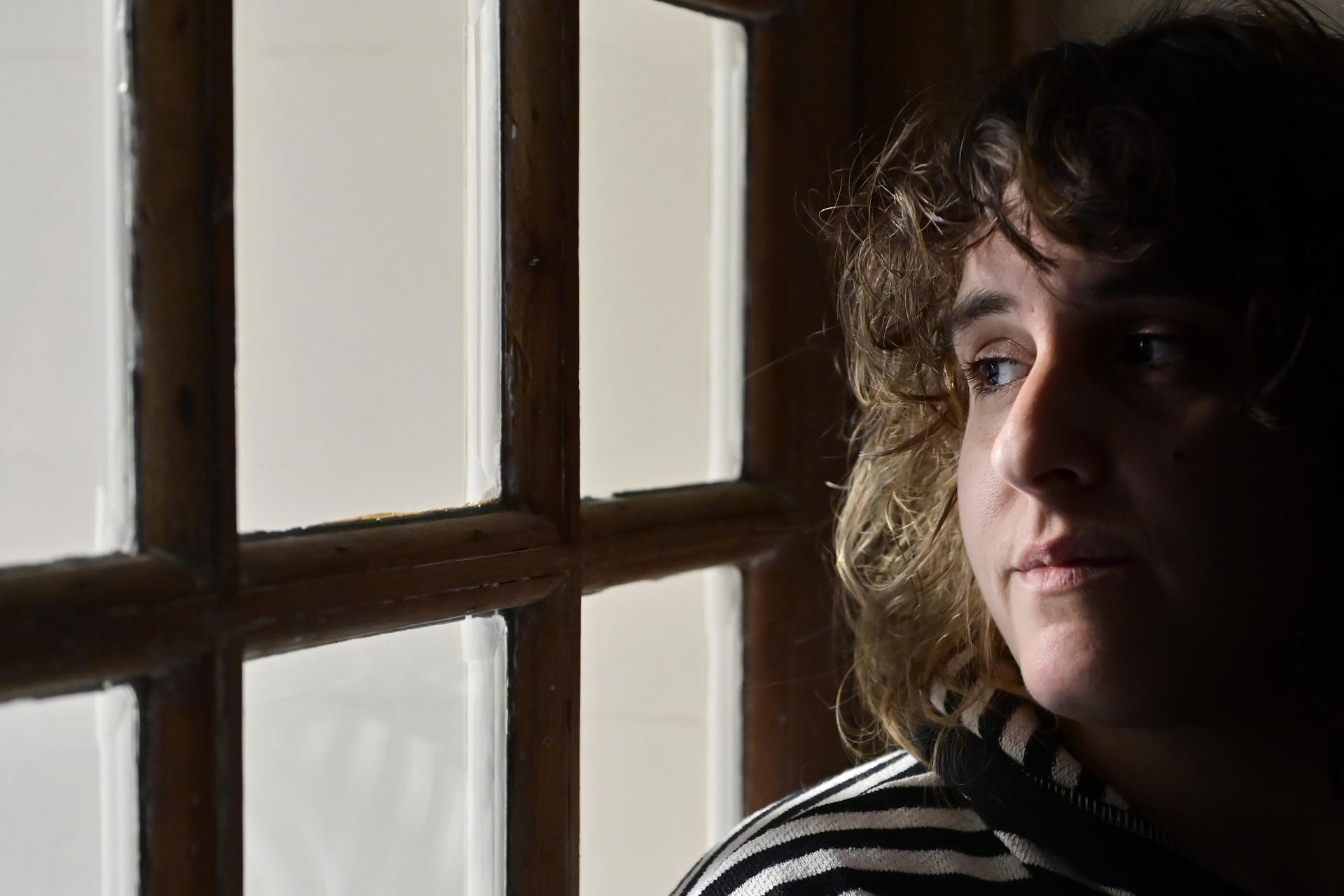 Lucía Cavallero, portavoz del movimiento 'Ni Una Menos', posa durante una entrevista con EFE este lunes, en Buenos Aires (Argentina). EFE/ Matias Martin Campaya