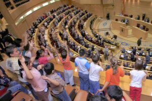 Madrid.- Imagen de archivo de 2007 en el Senado, donde los representantes de los sordos de todo el país aplauden, con el lenguaje de signos, tras aprobarse el proyecto de ley que reconocía por igual todas las lenguas de signos españolas y que regula los medios de apoyo a la comunicación oral de las personas sordas, sordociegas y de las que tienen discapacidad auditiva. EFE/Fernando Alvarado