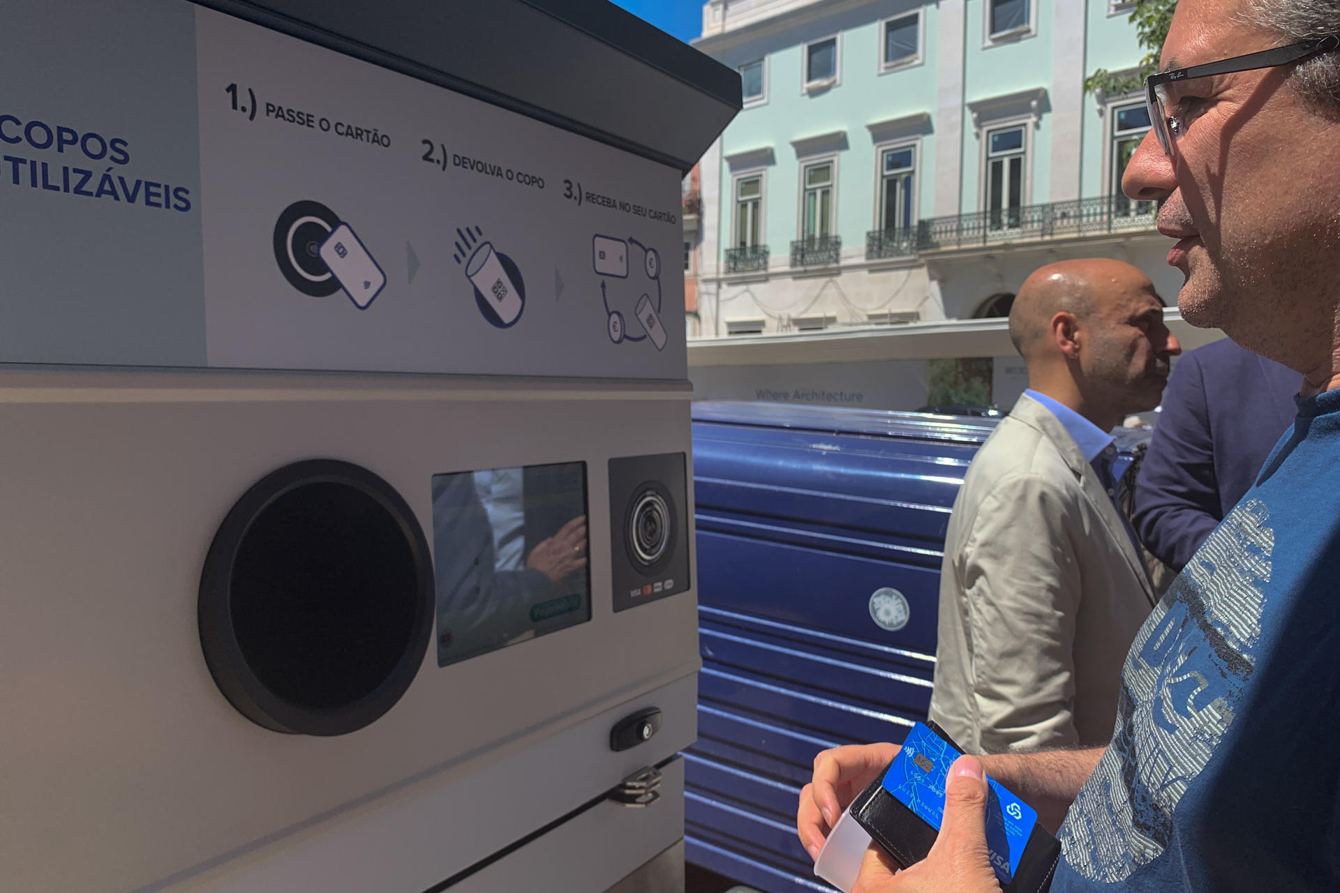 Máquina de recogida de vasos de plástico reutilizables inaugurada este jueves en la Praça do Príncipe Real, en el centro turístico de Lisboa. EFE/Susana Samhan