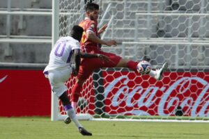 El defensa central brasileño de Wydad, Guilherme Ferreira (d) neutraliza el remate del delantero de Al Ain Abdoul Karim Traore este jueves en Washington durante el último partido de ambos equipos en la fase de grupos del Mundial de Clubes. EFE/EPA/SHAWN THEW
