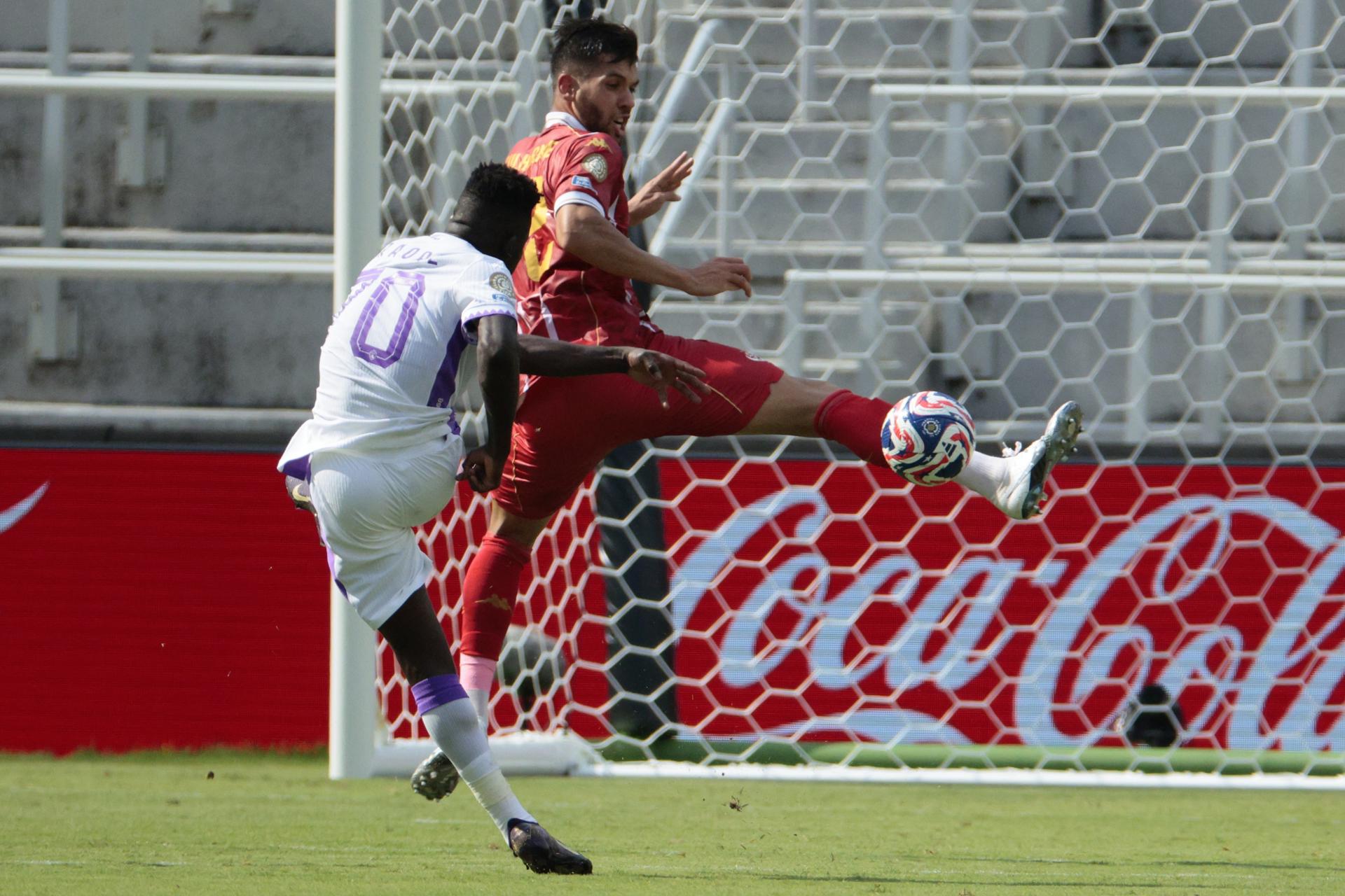 El defensa central brasileño de Wydad, Guilherme Ferreira (d) neutraliza el remate del delantero de Al Ain Abdoul Karim Traore este jueves en Washington durante el último partido de ambos equipos en la fase de grupos del Mundial de Clubes. EFE/EPA/SHAWN THEW