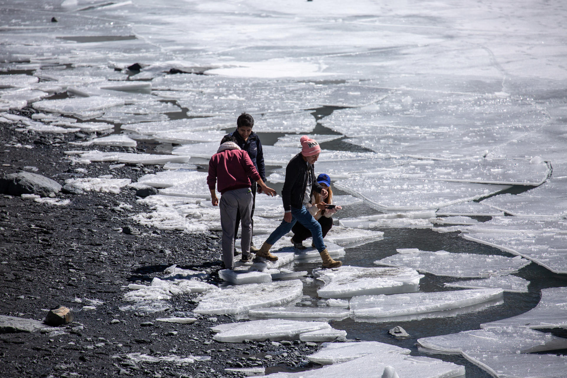 Personas caminan sobre la laguna glacial Ventanani este sábado, en Pucarani (Bolivia). EFE/ Esteban Biba